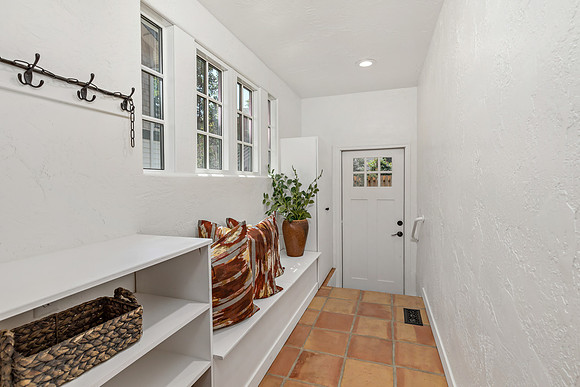 1111 E Banock St-9