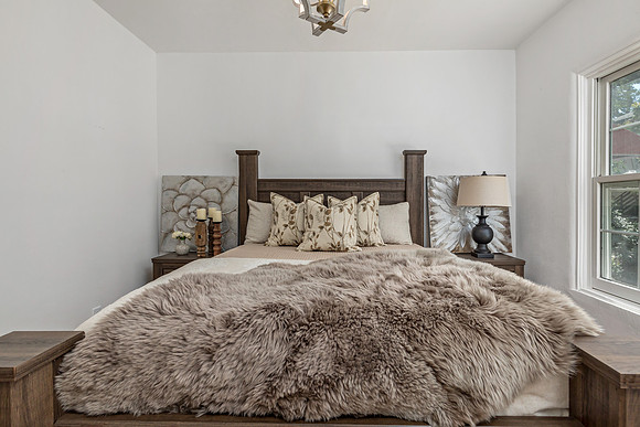 1111 E Banock St-11