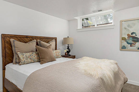1111 E Banock St-14